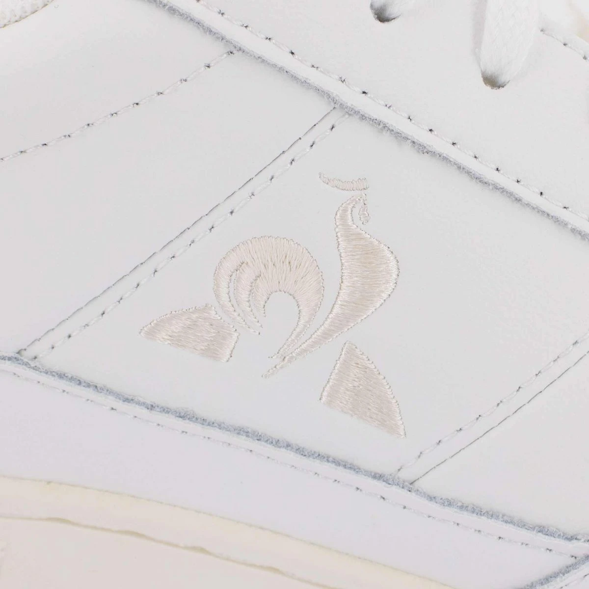 Baskets Basses Avec Détail Empiècement Logo Brodé Homme LE COQ SPORTIF 19 Baskets Basses Avec Détail Empiècement Logo Brodé Homme LE COQ SPORTIF – Image 17